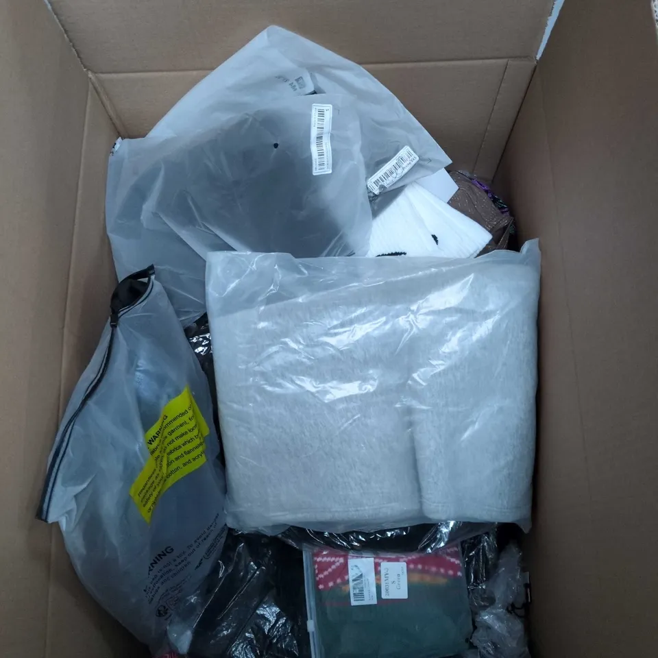BOX OF APPROXIMATELY 20 ASSORTED CLOTHING ITEMS TO INCLUDE JEAN, SNOOD, BLACK TROUSERS WITH BELT, KNITTED JUMPER ETC
