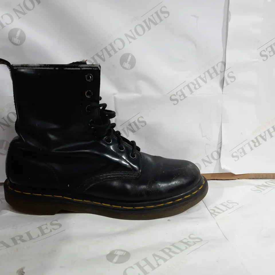PAIR OF GLOSSY BLACK BOOTS WITH YELLOW TRIM - UK SIZE 7