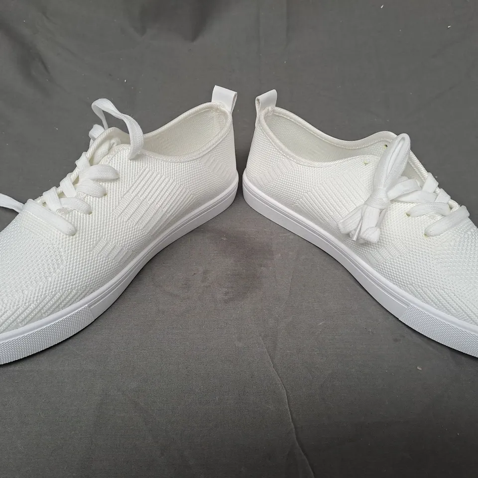 BOXED PAIR OF DESIGNER SHOES IN WHITE EU SIZE 41