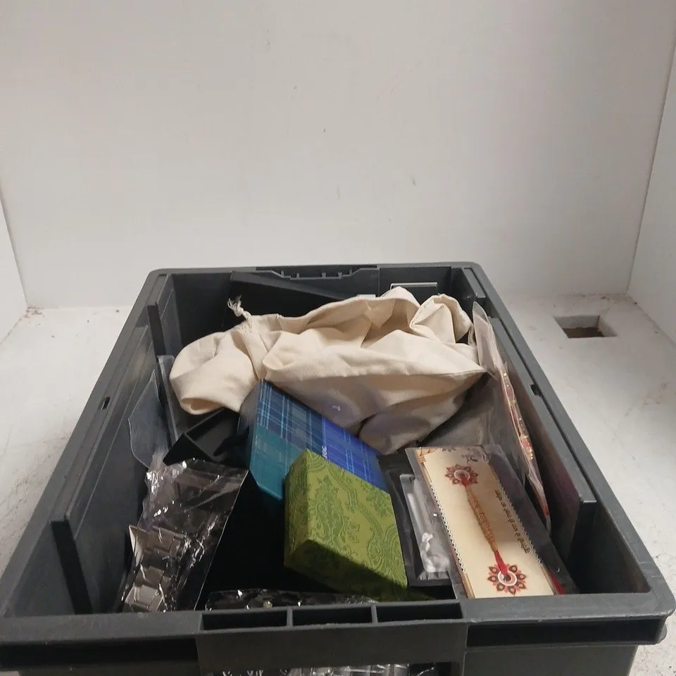 TOTE OF APPROXIMATELY 30 ASSORTED JEWELLERY RELATED ITEMS TO INCLUDE PHILIP JONES, JULIEN MACDONALD ETC