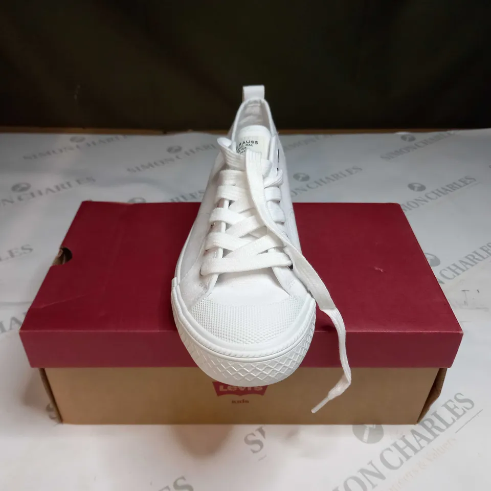 BOXED LEVI MAUI WHITE TRAINERS SIZE 6