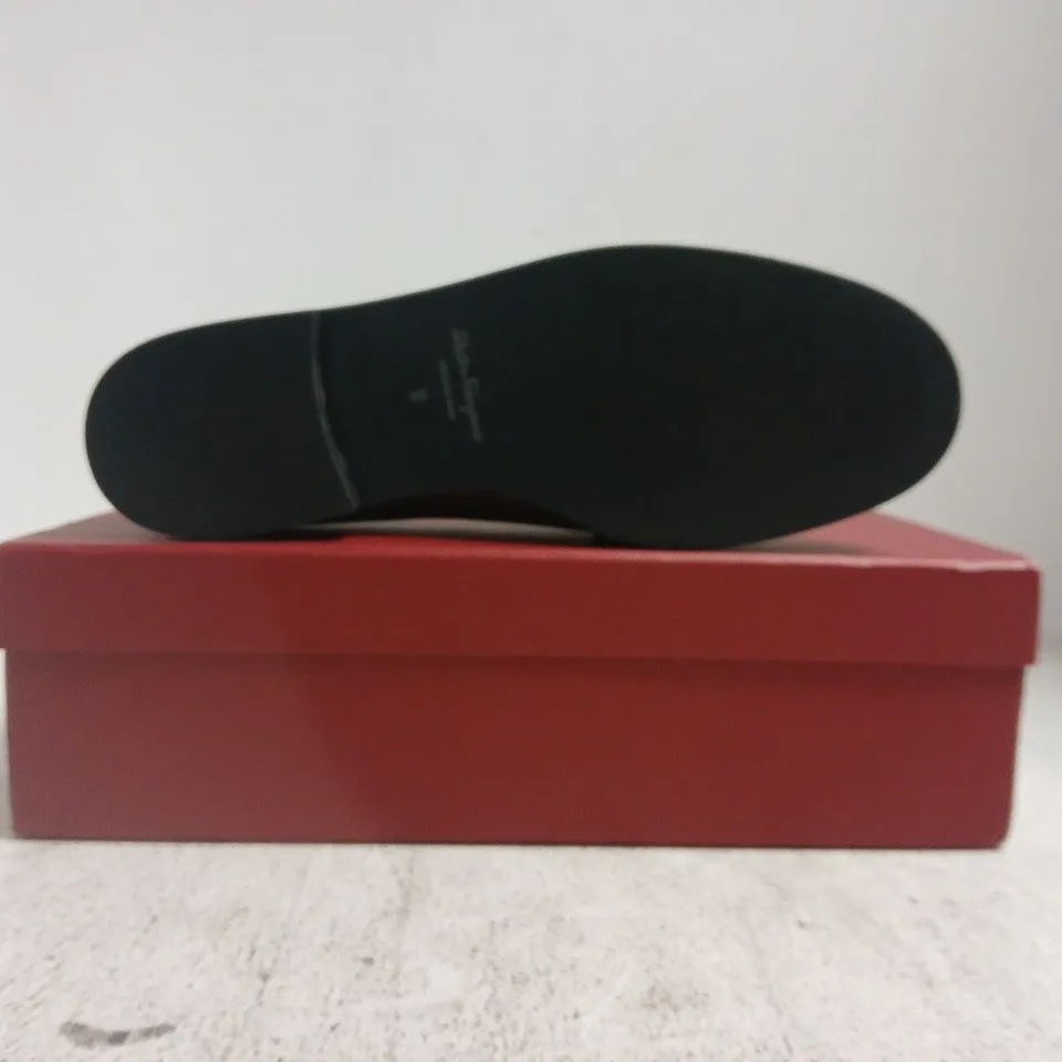 BOXED PAIR OF SALVATORE FERRAGAMO LOAFERS IN BROWN SIZE 9