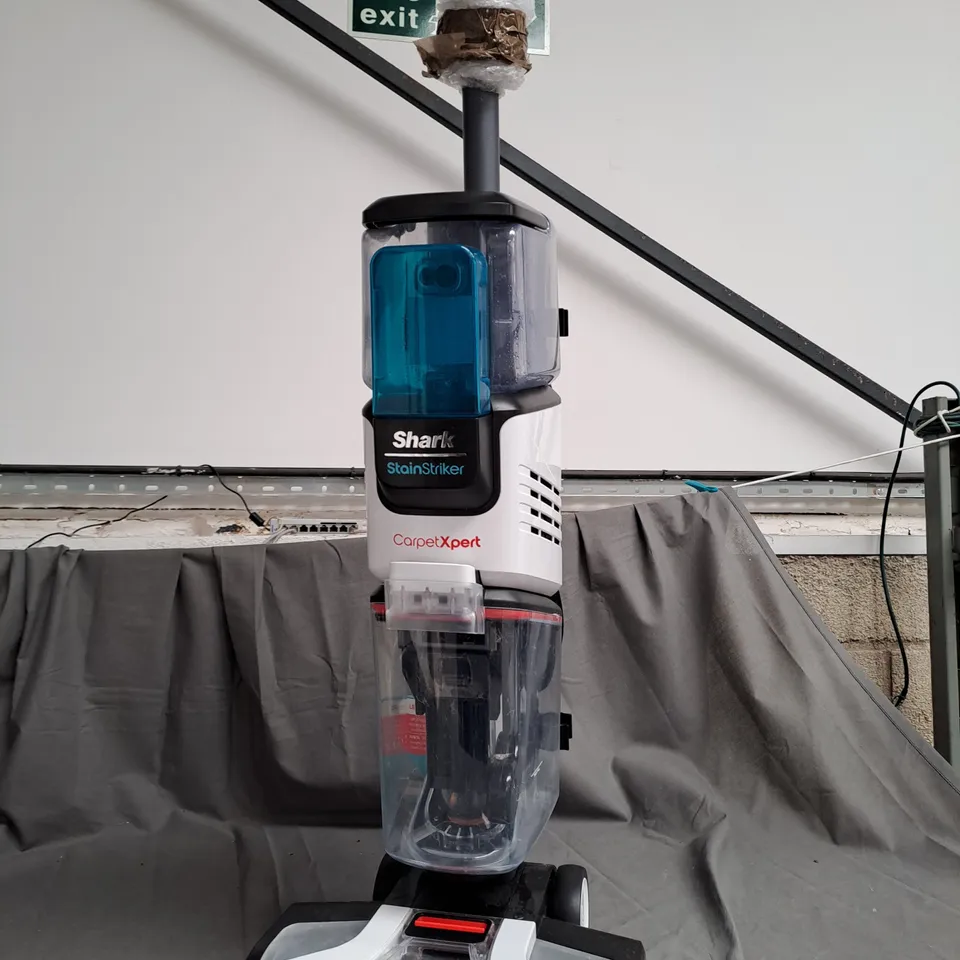 BOXED SHARK CARPET XPERT DEEP CARPET CLEANER & BUILT IN STAIN STRIKER EX200UK - COLLECTION ONLY