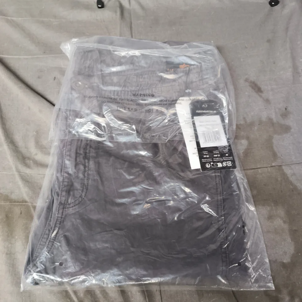BAGGED ALPHA INDUSTRIES BASIC COTTON PANTS IN VINTAGE GREY SIZE 32