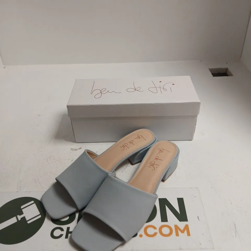 BEN DE LISI WOMEN'S LIGHT BLUE OPEN-TOE BLOCK HEEL SANDALS – UK 7 (EU 40) – BOXED