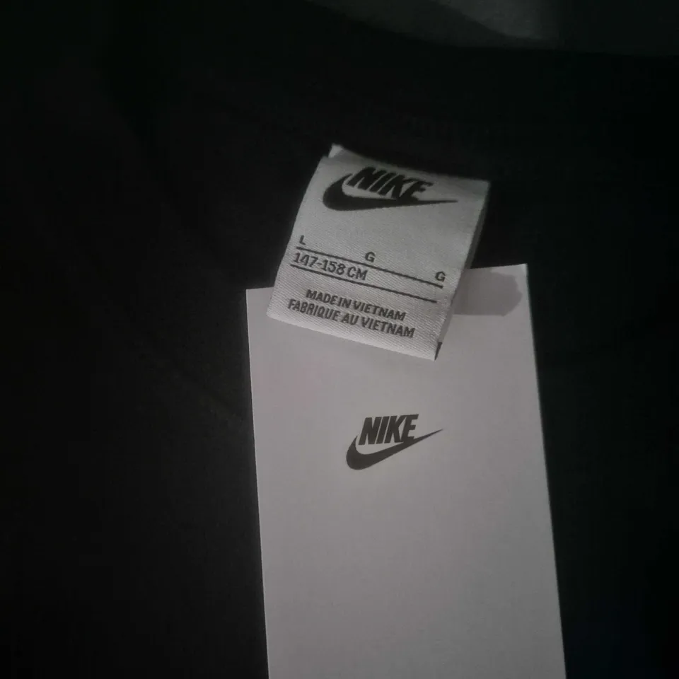 NIKE KIDS T-SHIRT – BLACK, SWOOSH LOGO – SIZE L (147-158 CM)