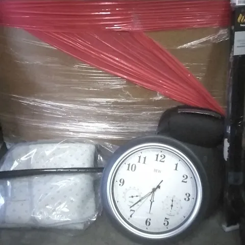 PALLET OF ASSORTED ITEMS INCLUDING SOFT GREY RUG, LARGE SHOEHORN, LARGE WALL CLOCK, VENETIAN BLIND, BACKPACK WITH COMBINATION LOCK