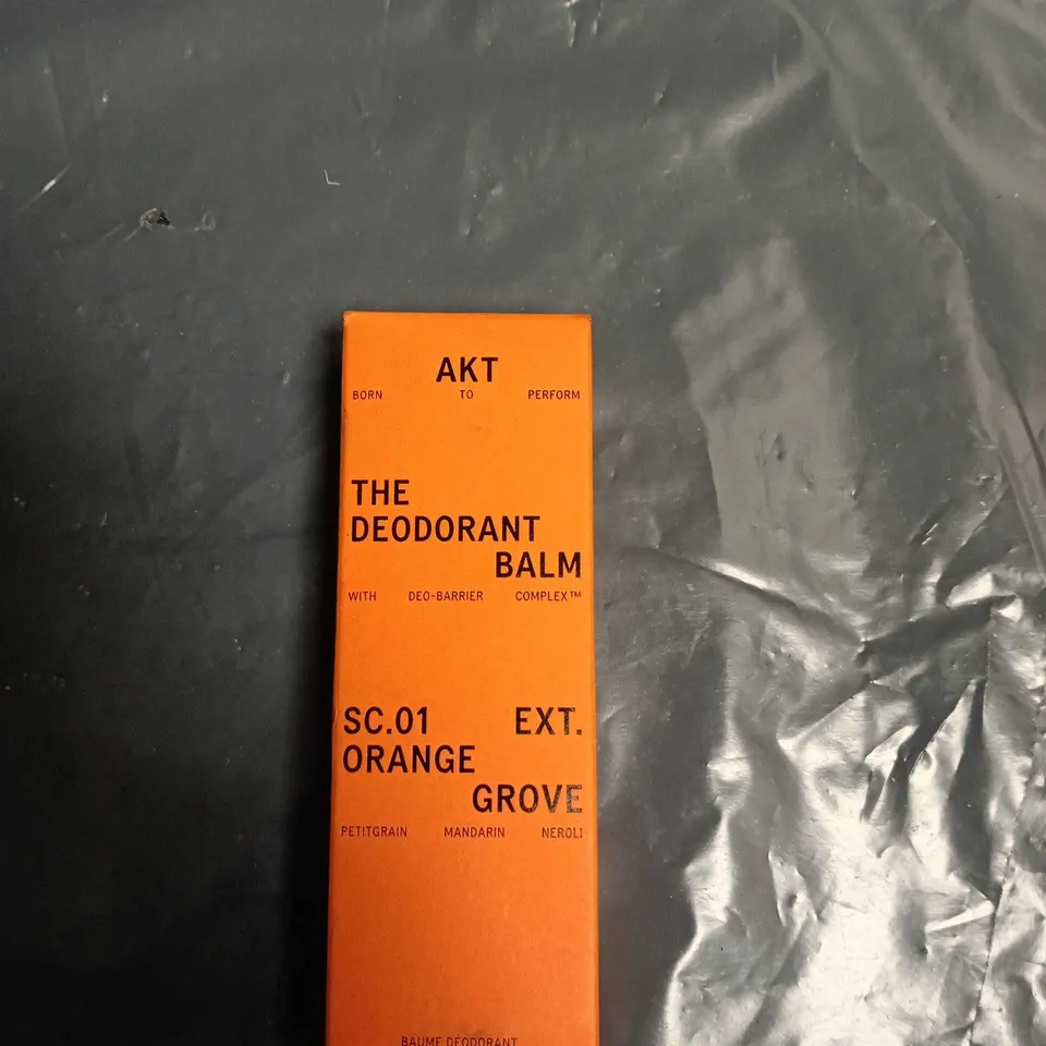 APPROXIMATELY 25 ASSORTED COSMETICS ITEMS TO INCLUDE TOOTH WHITENING STRIPS, AKT DEODERANT AND SEAWEED CONDITIONER