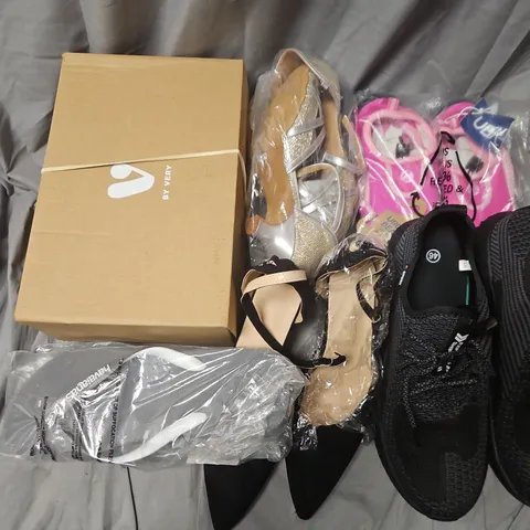 APPROXIMATELY 20 ASSORTED PAIRS OF SHOES AND FOOTWEAR ITEMS IN VARIOUS STYLES AND SIZES TO INCLUDE VERY, URBAN BEACH, HAVAIANAS, ETC - COLLECTION ONLY