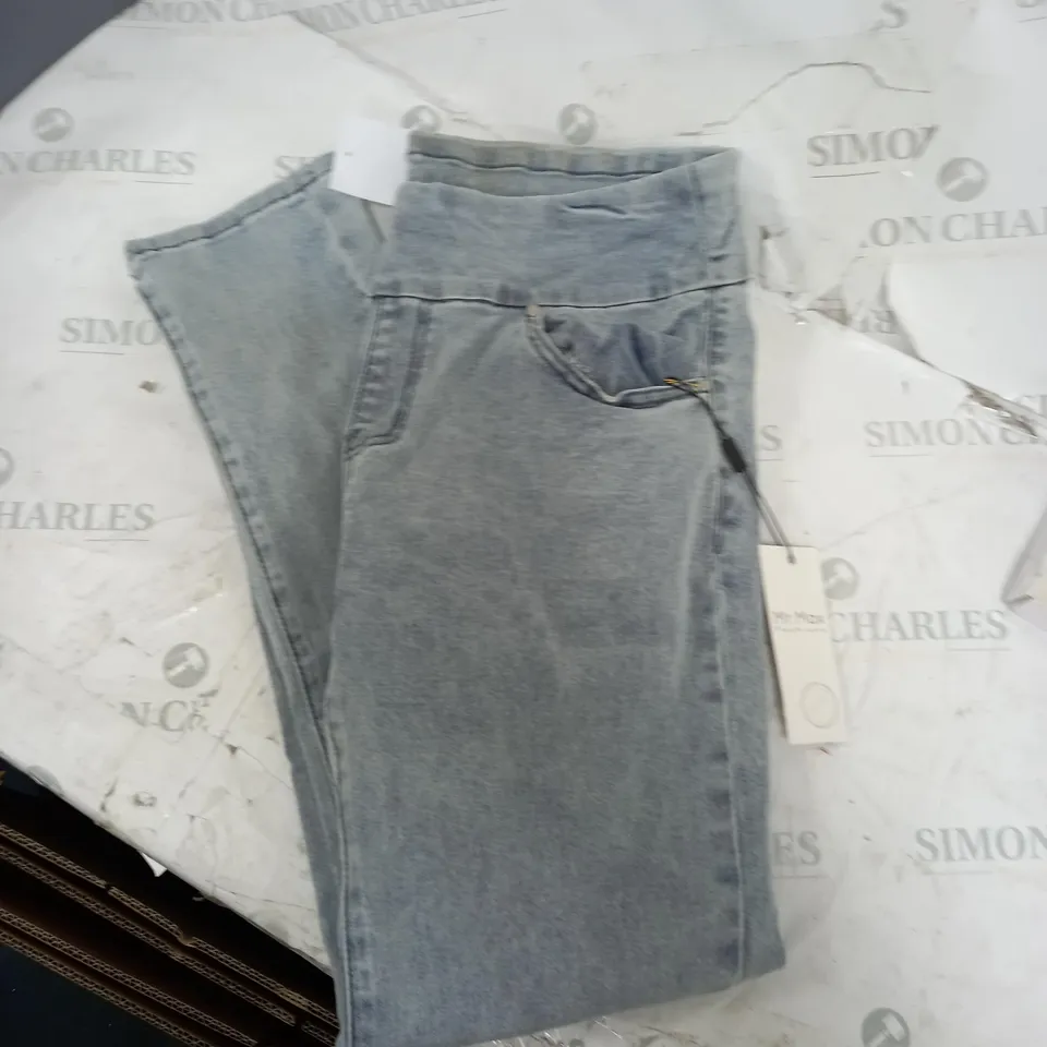 BOX OF ASSORTED WOMENS CLOTHING TO INCLUDE JEANS, TROUSERS, COATS ETC 