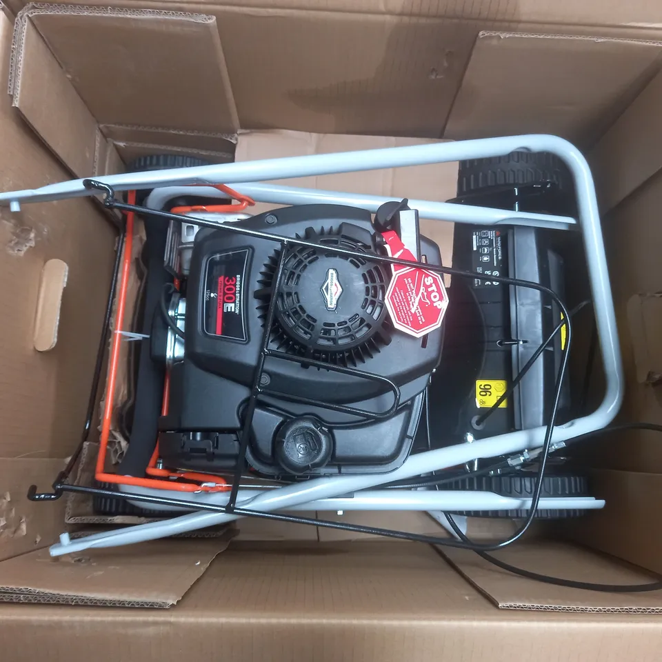 YARD FORCE SELF PROPELLED PETROL LAWNMOWER WITH 41CM CUTTING WIDTH