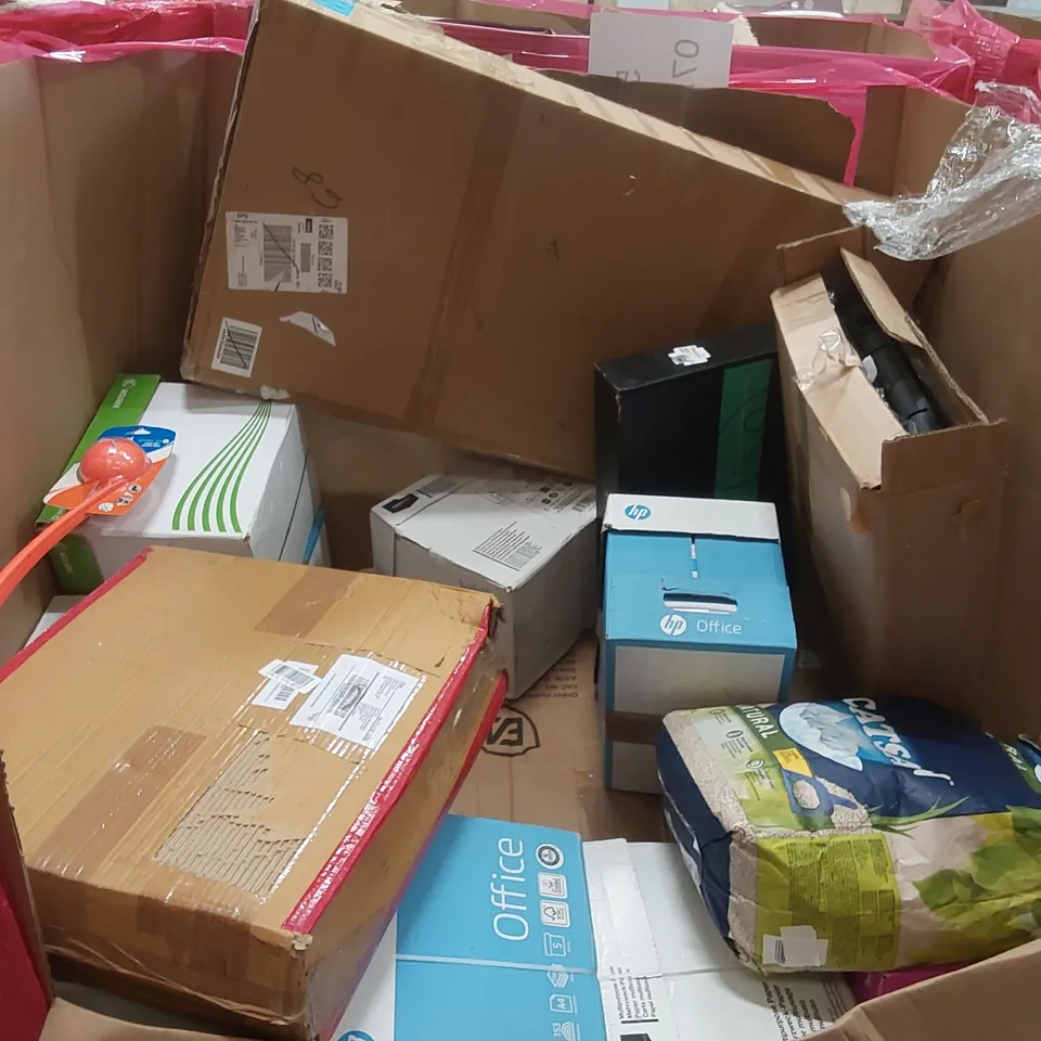 PALLET OF ASSORTED ITEMS TO INCLUDE: AIR COMPRESSOR, GARDEN PUMP, RADIATOR COVER, PURE COOL FAN ECT