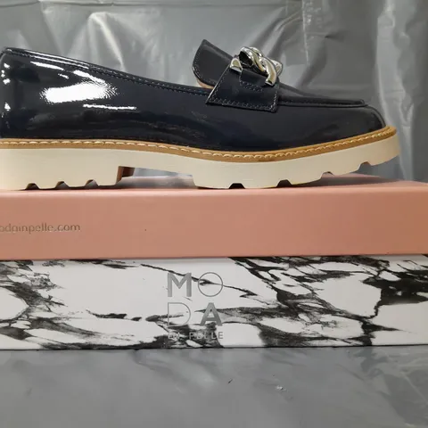 BOXED PAIR OF MODA IN PELLE CHUNKY LOAFERS IN NAVY W. SILVER EFFECT CHAIN SIZE 7