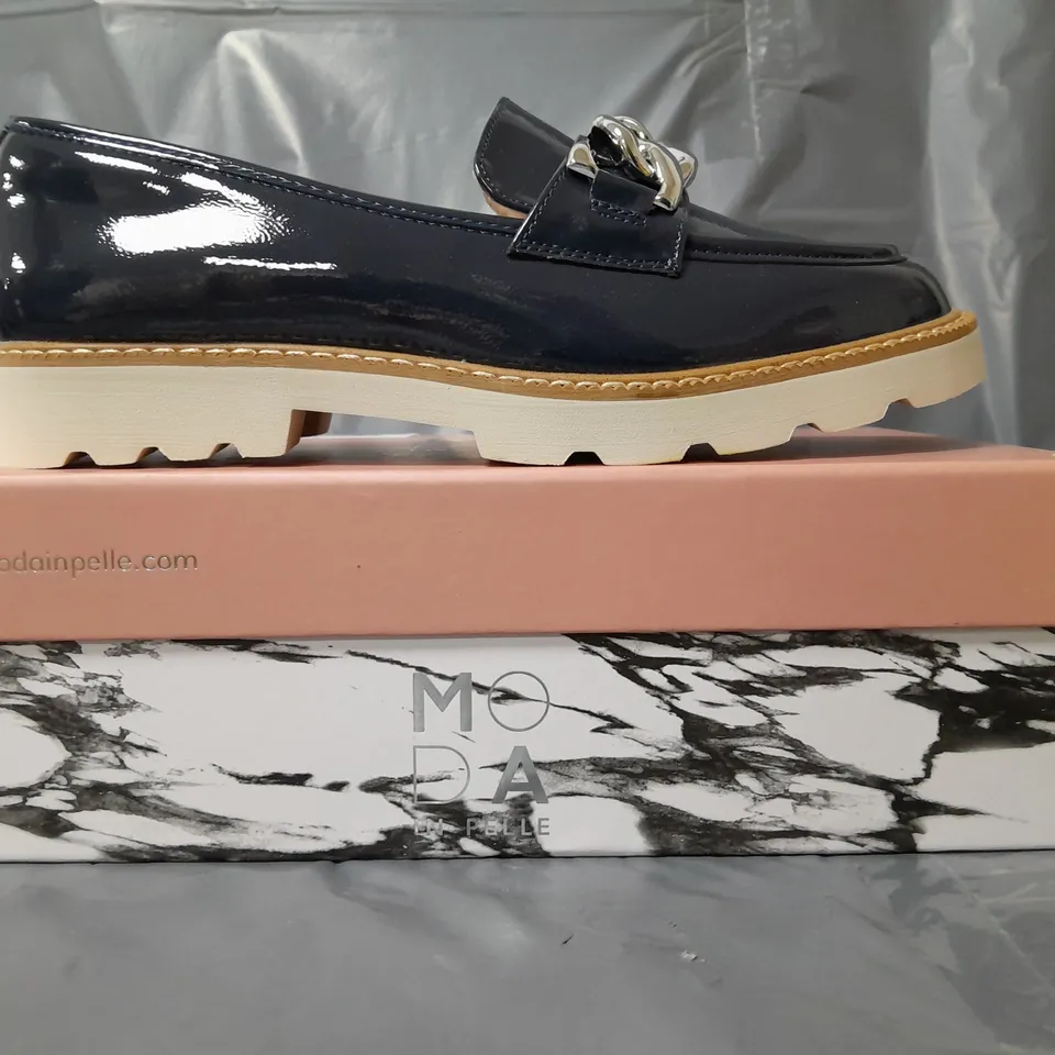 BOXED PAIR OF MODA IN PELLE CHUNKY LOAFERS IN NAVY W. SILVER EFFECT CHAIN SIZE 7