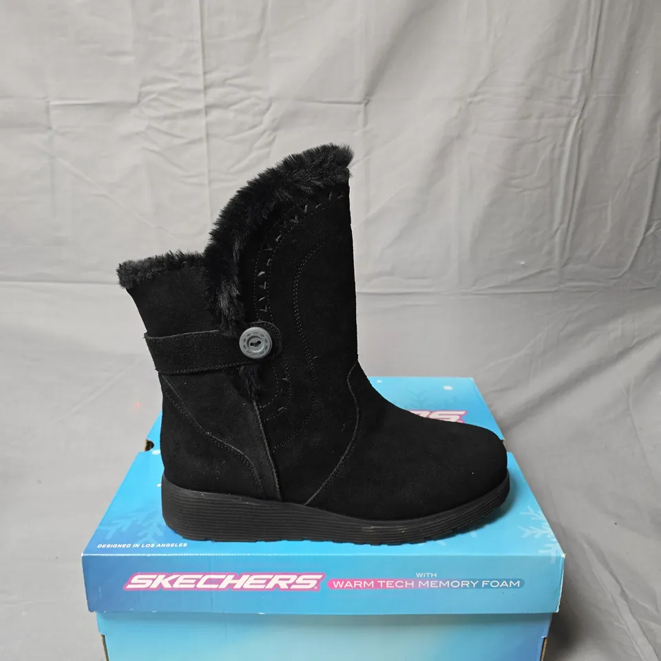 SKECHERS WOMEN'S BLACK WARM TECH MEMORY FOAM BOOT WITH FUR TRIM (UK 6)– BOXED