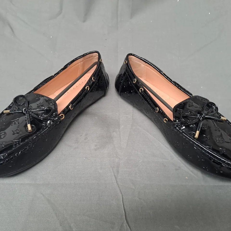 BOXED PAIR OF DESIGNER LOAFERS IN BLACK EU SIZE 42