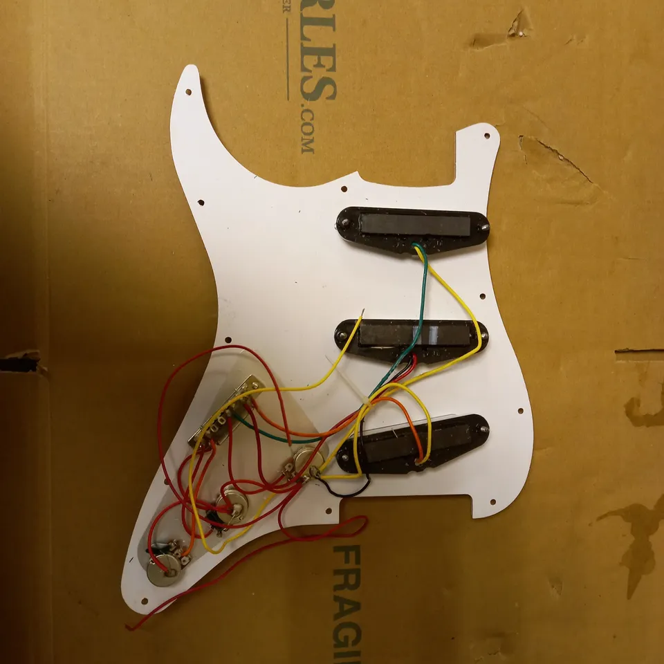 FENDER PRE-WIRED PICKGUARD STRATFENDER PRE-WIRED PICKGUARD STRAT