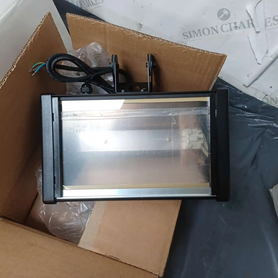 LOT CONTAINING X20 GU4SQSP 230V SQUARE QUADRUPLE GU/Z SPOTLIGHTS, 9 ADJUSTABLE WHITE WALL LIGHTS MODEL WB309 12 LARGE WALL MOUNTED SPOTLIGHTS