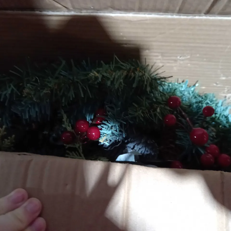 DESIGNER PRE-LIT RED BERRY CHRISTMAS WREATH - 80 CM RRP £44.99