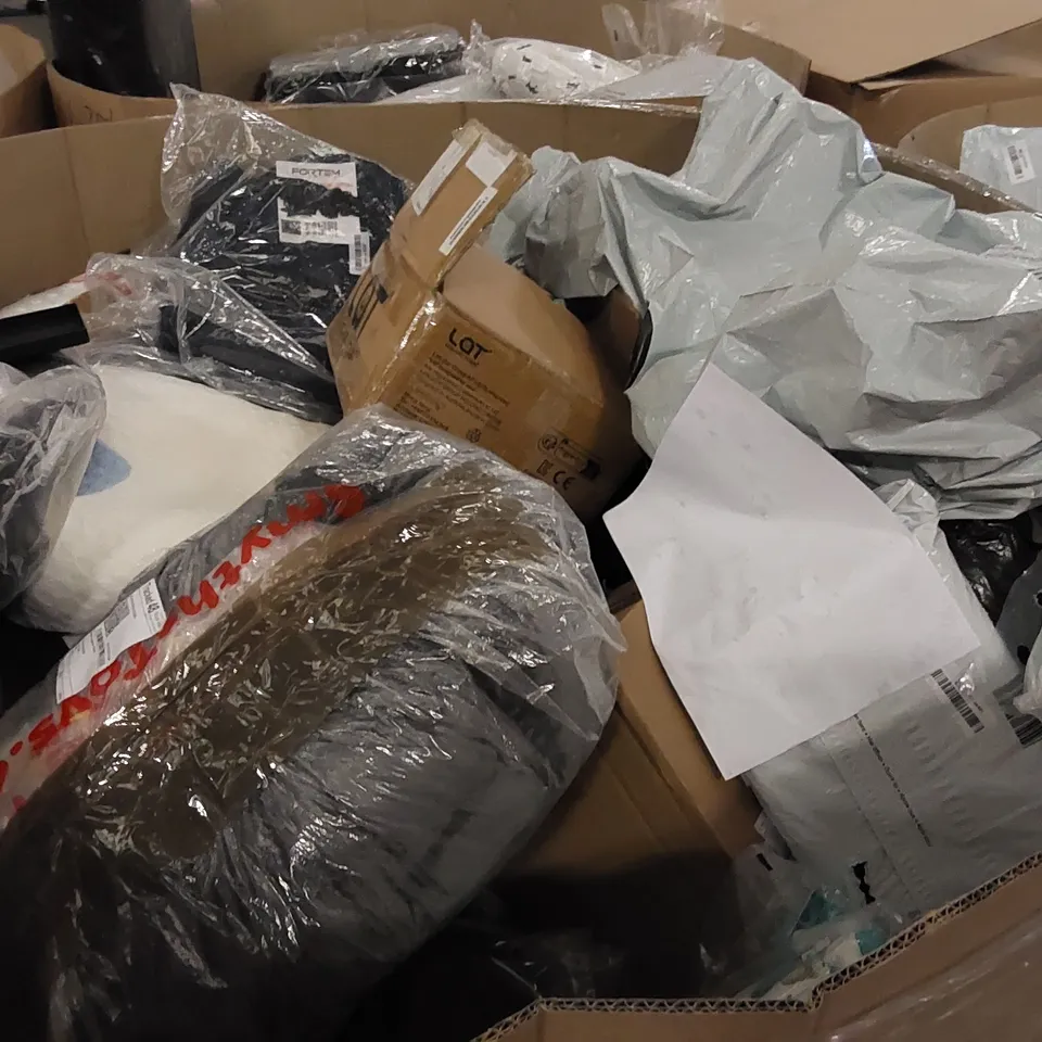 PALLET OF ASSORTED ITEMS INCLUDING: BEDDING, CUSHIONS