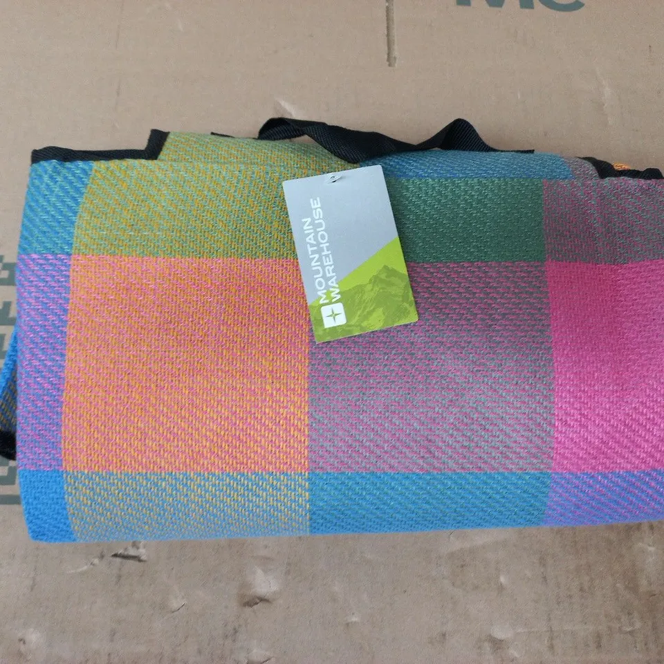 MOUNTAIN WAREHOUSE CHECK PICNIC MAT IN MULTICOLOUR