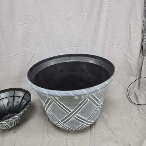 DECORATIVE GARDEN PLANTERS – SET OF 2 