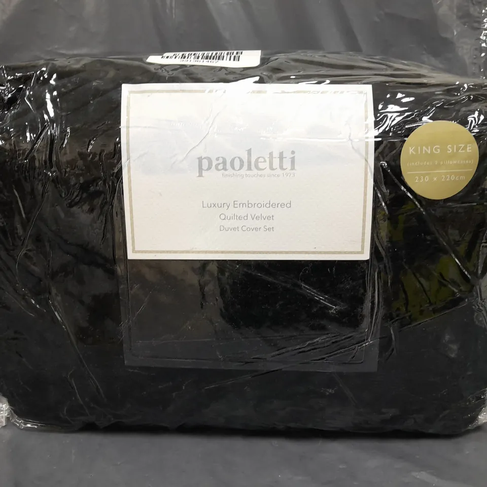 PAOLETTI PALMERIA QUILTED DUVET COVER SET IN BLACK - KING