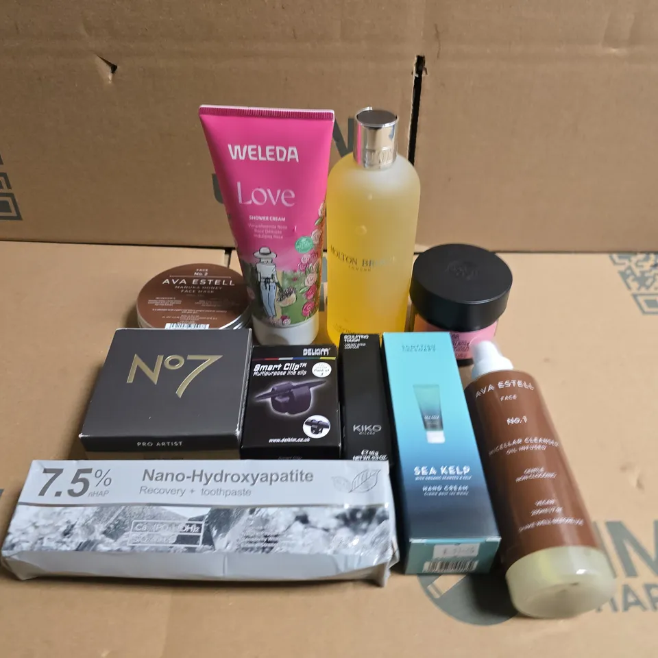 APPROXIMATELY 15 ASSORTED HEALTH & BEAUTY PRODUCTS TO INCLUDE NO7, MOLTON BROWN AND WELEDA