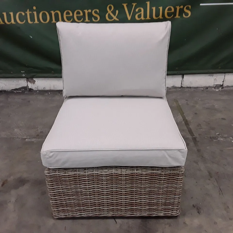 BOXED MIDDLE SOFA CHAIR -NATURAL