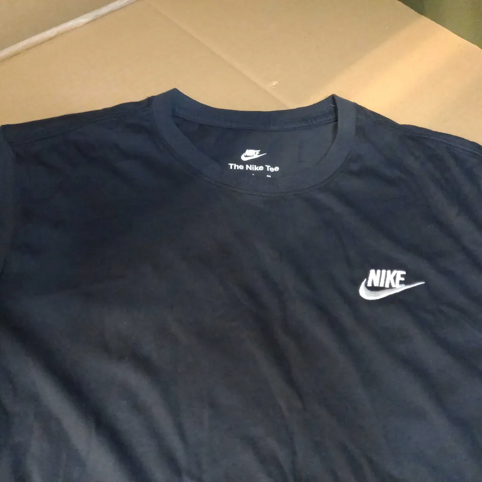 NIKE BLACK/LOGO TEE - SMALL