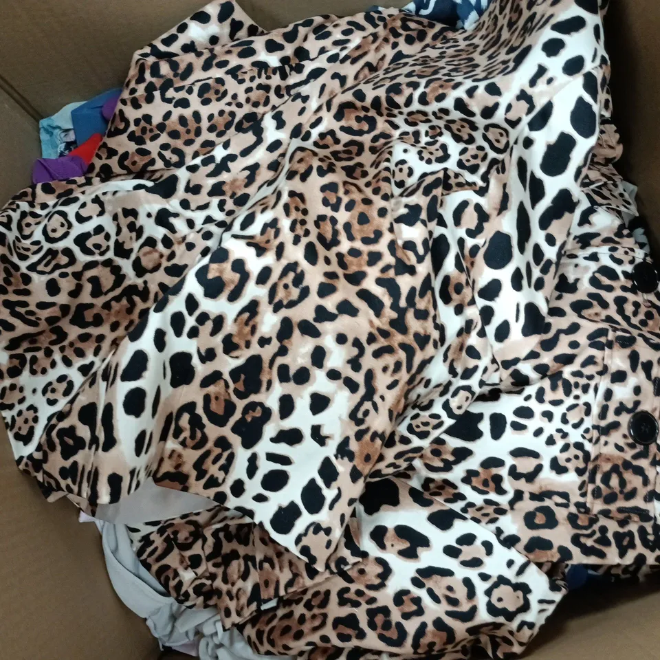 APPROXIMATELY 15 ASSORTED CLOTHING ITEMS IN VARIOUS SIZES, STYLES & COLOURS TO INCLUDE BRANDS SUCH AS MONSOON, KIM & CO, HELENE BERMAN, ETC - COLLECTION ONLY