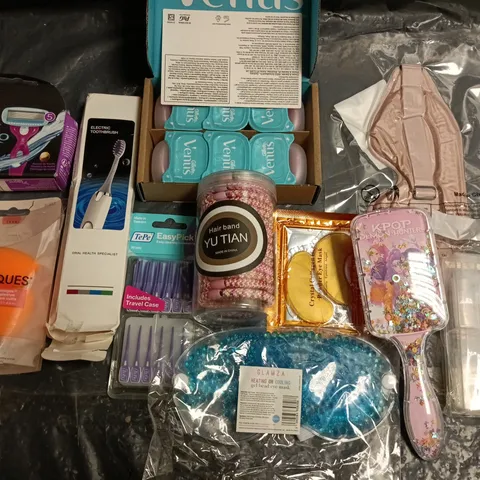 LOT OF APPROXIMATELY 15 ASSORTED HEALTH AND BEAUTY ITEMS TO INCLUDE RAZORS, HAIR BANDS, SPONGES AND EYE MASK 