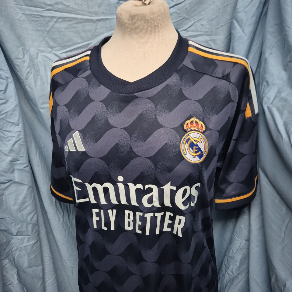 REAL MADRID FOOTBALL SHIRT – SIZE M