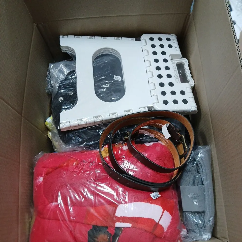 BOX OF APPROXIMATELY 18 ASSORTED ITEMS TO INCLUDE STEP STOOL, BELTS, COMPRESSION SOCK ETC