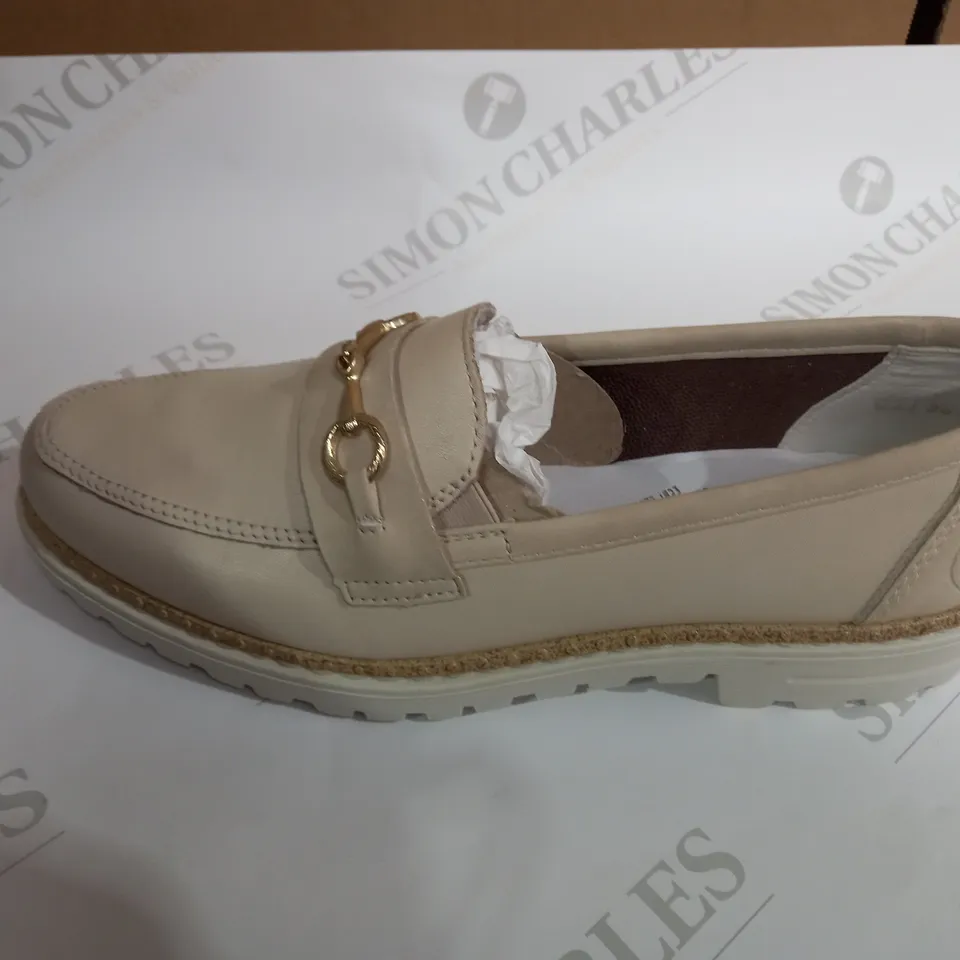 RIEKER BEIGE LOAFERS SIZE 6