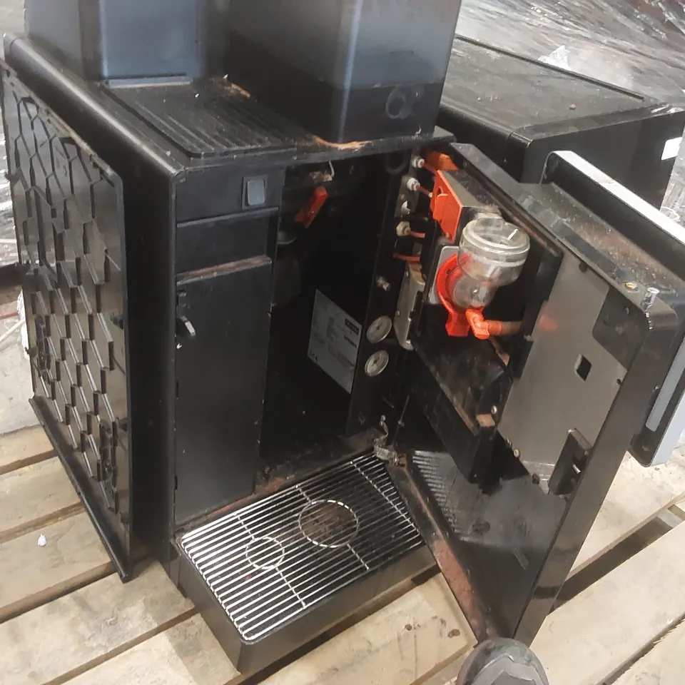 FRANKE A600 COMMERCIAL COFFEE MACHINE WITH MILK CHILLER (2 ITEMS)