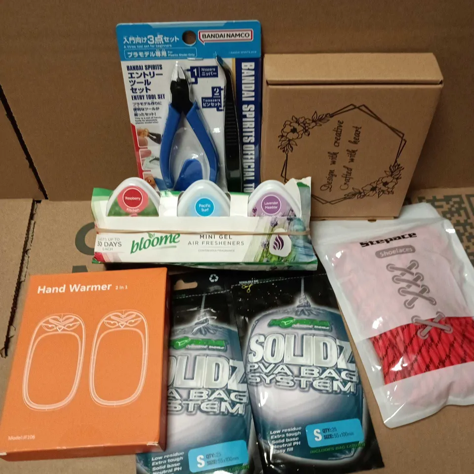 APPROXIMATELY 15 ASSORTED HOUSEHOLD ITEMS TO INCLUDE SHOELACES, BLOOME MINI GEL AIR FRESHENERS, HAND WARMERS, ETC