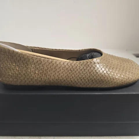BOXED PAIR OF MASSIMO DUTTI SNAKE PRINT LEATHER BALLET FLATS, ROUND TOE – UK 5