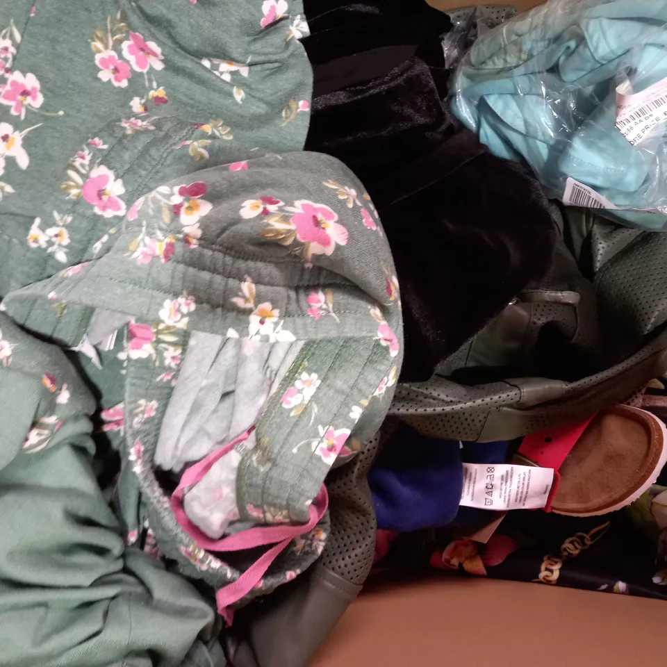 BOX OF APPROXIAMTELY 20 ASSORTED CLOTHING AND FASHION ITEMS IN VARIOUS STYLES AND SIZES TO INCLUDE ASHWOOD CROSSBODY HANDBAG IN BLACK, VIONIC SLIP-ON SHOES IN BLUE, WHITE STUFF ANIMAL PRINT SLIPPERS, 