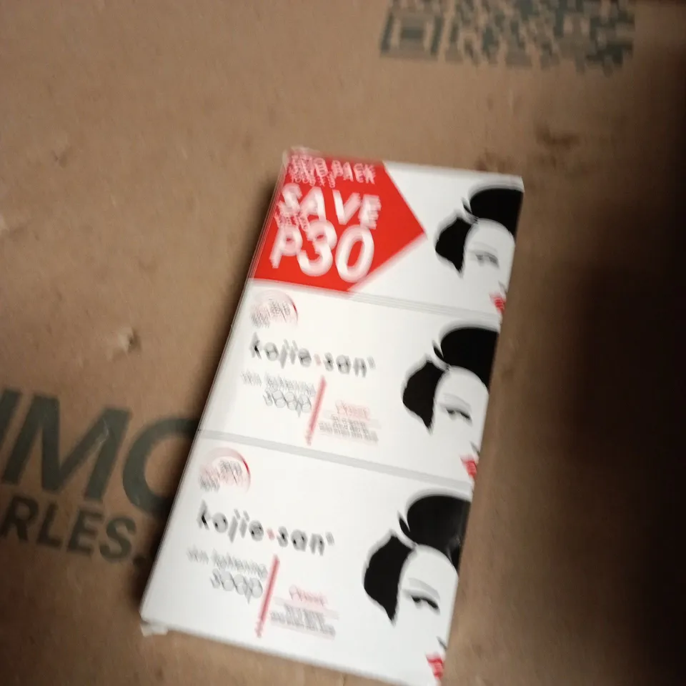 APPROXIMATELY 20 ASSORTED COSMETIC ITEMS INCLUDING KOJIE SAN SOAP , ORIENTAL BALM AND DETTOL BAR SOAP 