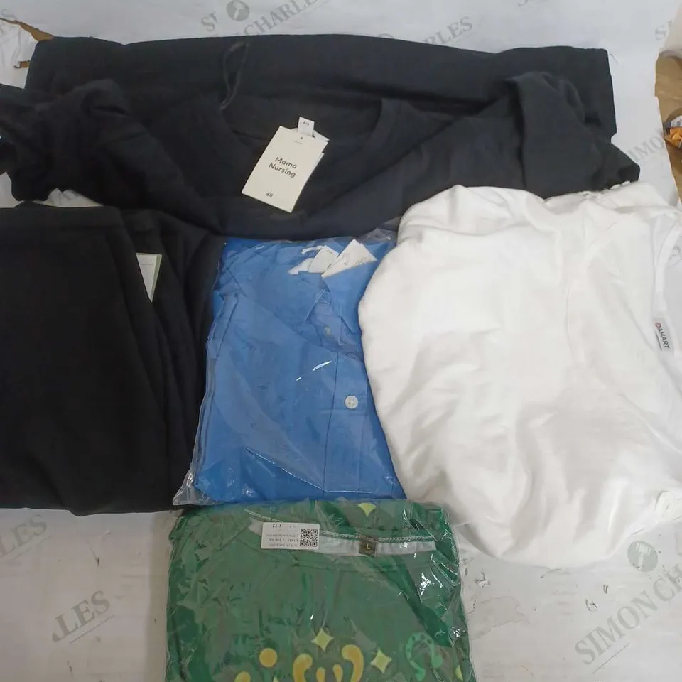 BOX OF APPROXIMATELY 22 ASSORTED CLOTHING ITEMS TO INCLUDE - T-SHIRT ,SHIRT , TROUSERS ETC