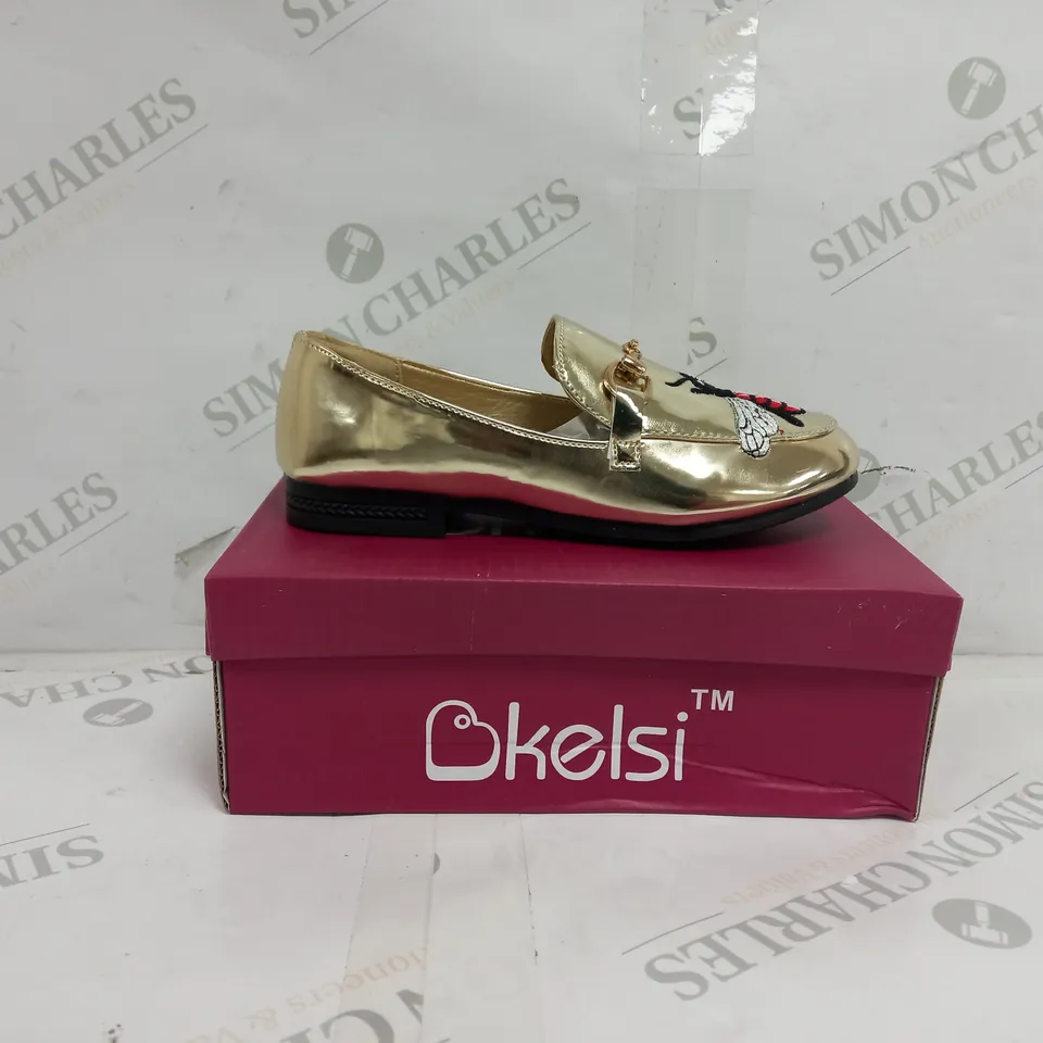APPROXIMATELY 13 BOXED PAIR KELSI KIDS BUTTERFLY EMBROIDERED LOAFERS IN GOLD TO INCLUDE SIZES 1, 8, 9, 10, 11, 12, 13