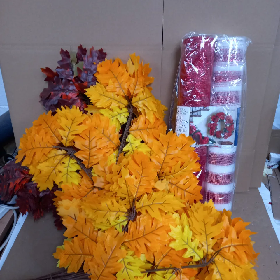 LOT OF ASSORTED AUTUMN LEAF AND FESTIVE MESH RIBBON DECORATIONS  