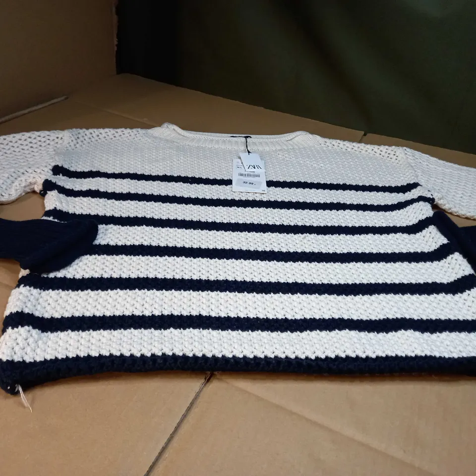 ZARA WHITE/NAVY CREW NECK KNITTED JUMPER - M/L