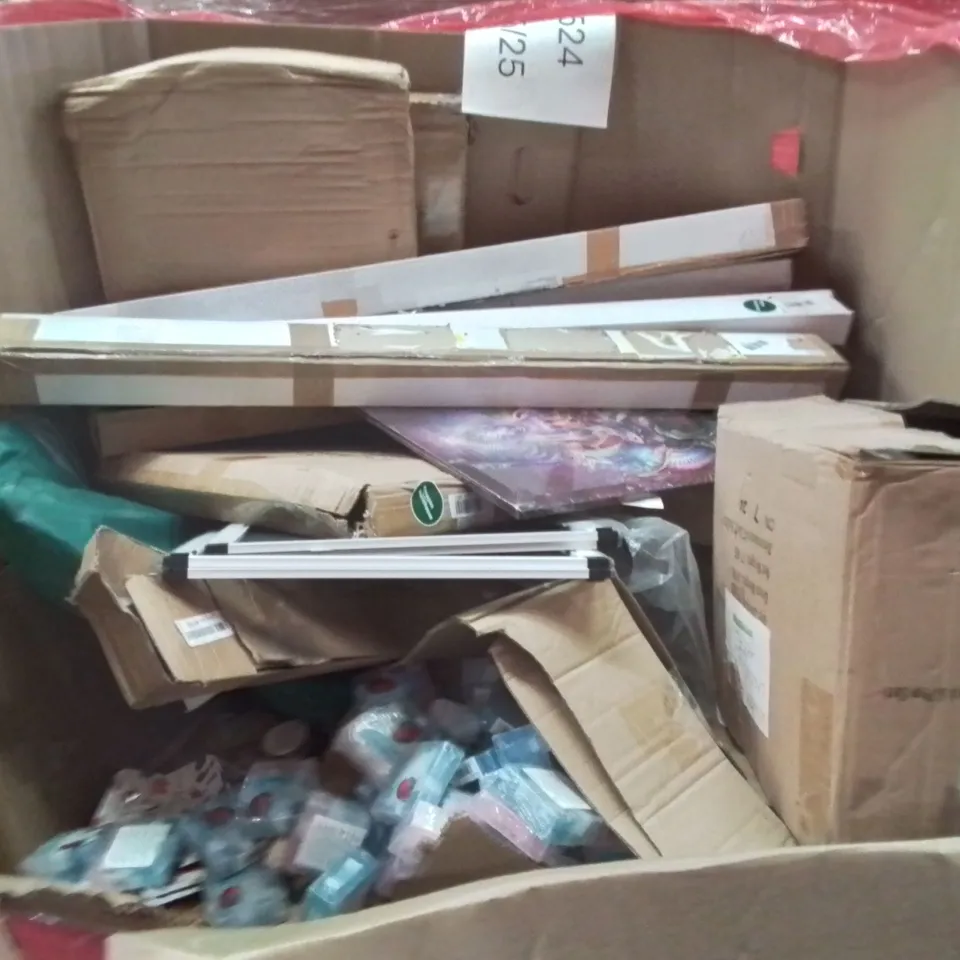 PALLET CONTAINING ASSORTED ITEMS TO INCLUDE: A LARGE QUANTITY OF SCENTED CANDLES AND SOAP BARS, VANCASSO DINING SET, GAMING CHAIR, LED MIRROR, LARGE RUG ECT
