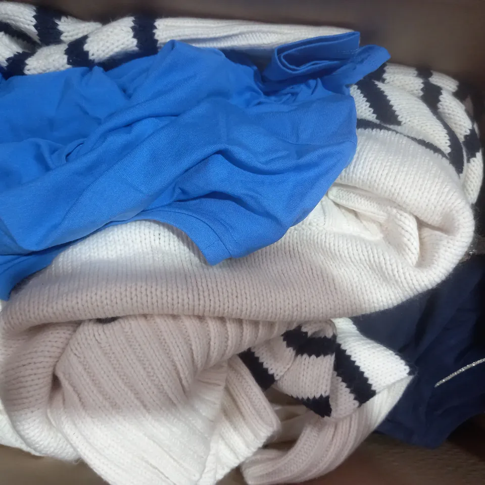 BOX OF APPROXIMATELY 15 ASSORTED CLOTHING AND FASHION ITEMS IN VARIOUS STYLES AND SIZES TO INCLUDE JOULES, ISAACMIZRAHI LIVE, FRANK USHER, ETC
