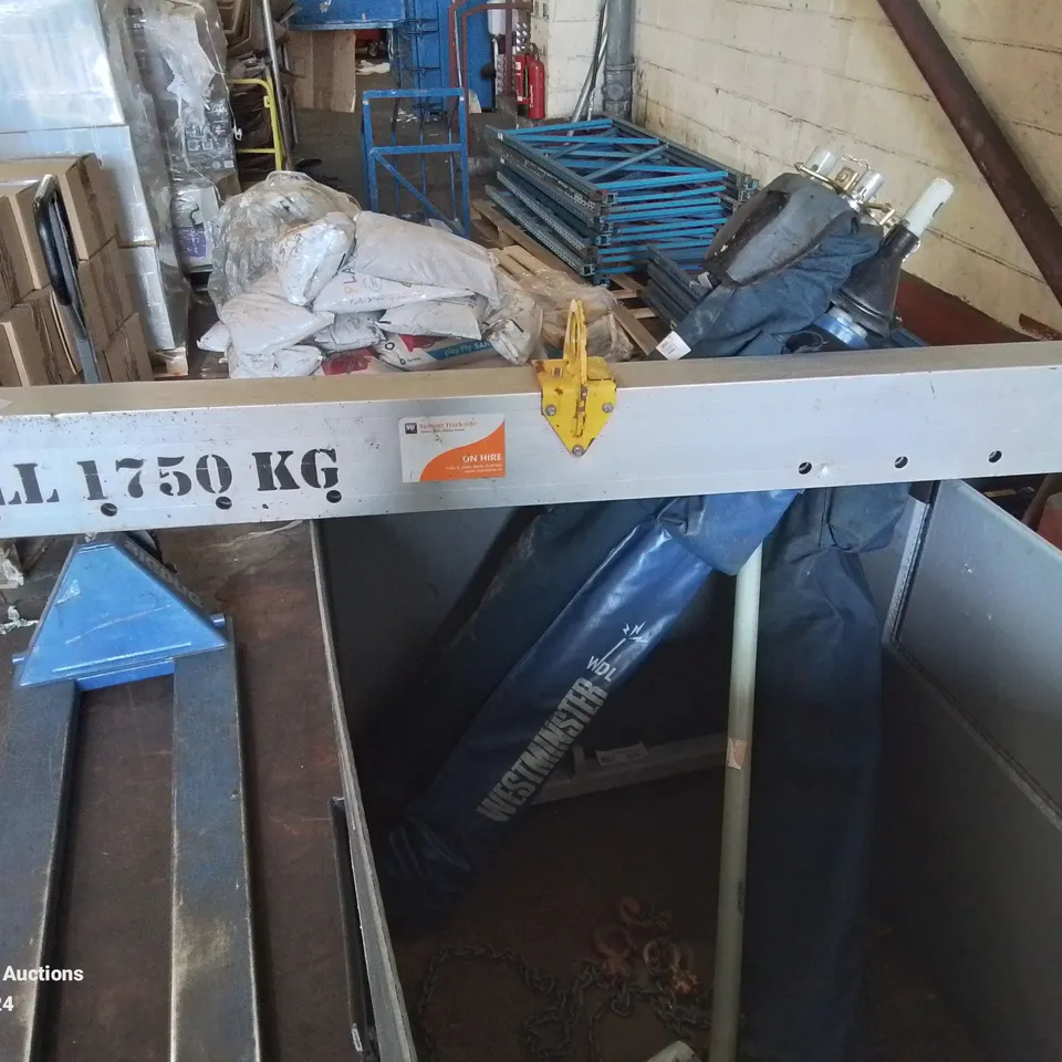 PALLET CONTAINING VARIOUS CHAINS, PULLEYS, 1750KG LIFTING RIG, ETC.