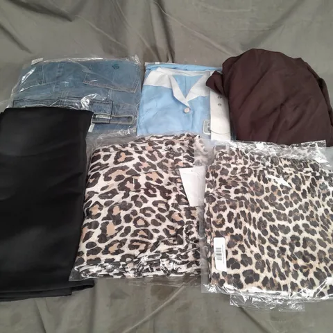 APPROXIMATELY 20 ASSORTED CLOTHING ITEMS IN VARIOUS SIZES AND STYLES TO INCLUDE - JEANS, DRESS, SHORTS, ETC
