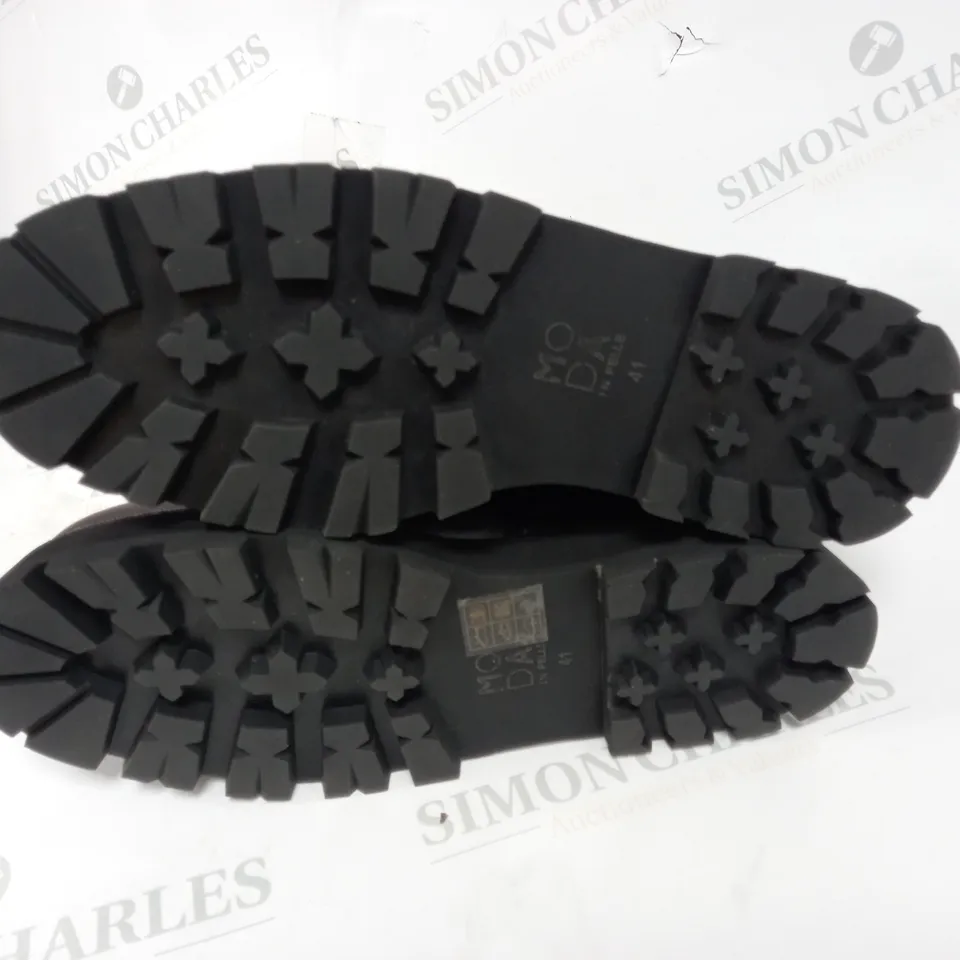 BOXED PAIR OF MODA GERRI CHELA BOOTS IN BLACK - 8