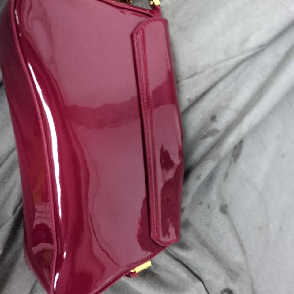 MAGENTA PATENT LEATHER HANDBAG WITH DETACHABLE STRAP